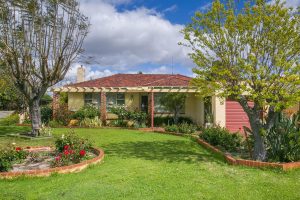 21 Naree Road, front yard